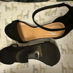Windsor 4 in suede black heels NWT